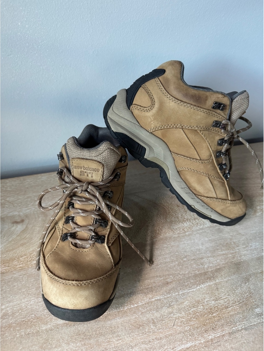 New Balance WW977GT Hiking Boots Size 7 2E Wide Tan Gore-Tex